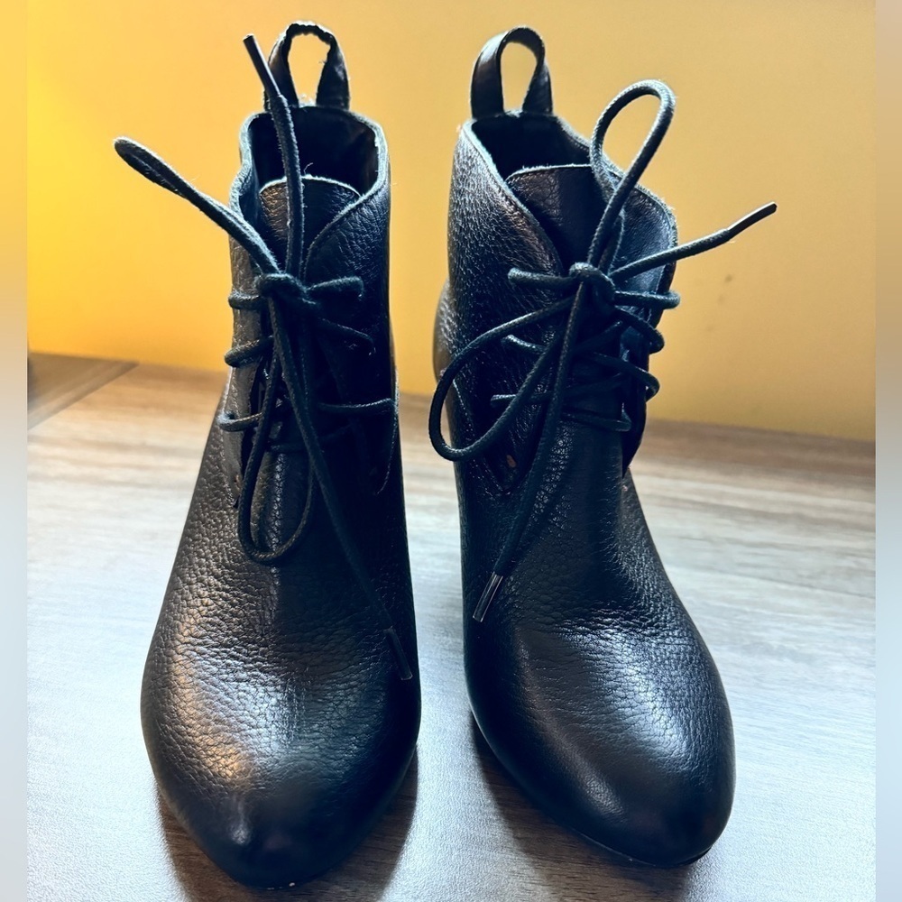 Florsheim Black Pebble Leather Lace Up 3.5” Heeled Booties. Size 38 - Picture 3 of 11